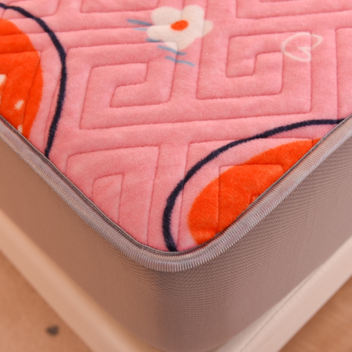 91家纺网 家纺一手货源 找家纺 甜之梦  2025新款牛奶绒印花夹棉花边系列单品床笠 粉红草莓