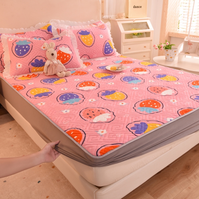 91家纺网 家纺一手货源 找家纺 甜之梦  2025新款牛奶绒印花夹棉花边系列单品床笠 粉红草莓