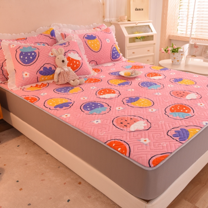 91家纺网 家纺一手货源 找家纺 甜之梦  2025新款牛奶绒印花夹棉花边系列单品床笠 粉红草莓