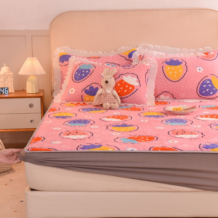 91家纺网 家纺一手货源 找家纺 甜之梦  2025新款牛奶绒印花夹棉花边系列单品床笠 粉红草莓