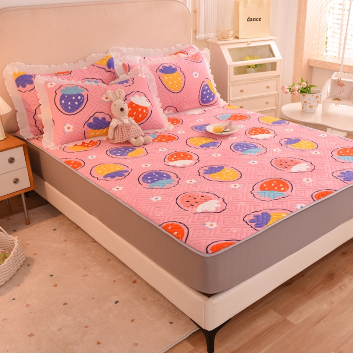 91家纺网 家纺一手货源 找家纺 甜之梦  2025新款牛奶绒印花夹棉花边系列单品床笠 粉红草莓