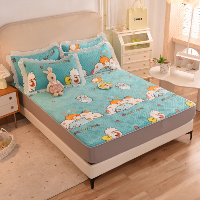 91家纺网 家纺一手货源 找家纺 甜之梦  2025新款牛奶绒印花夹棉花边系列单品床笠 乖乖熊