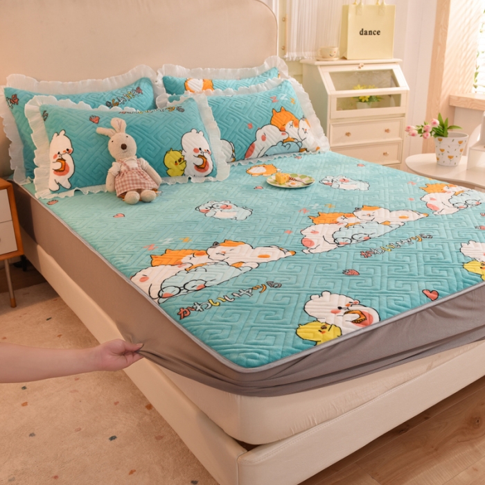 91家纺网 家纺一手货源 找家纺 甜之梦  2025新款牛奶绒印花夹棉花边系列单品床笠 乖乖熊