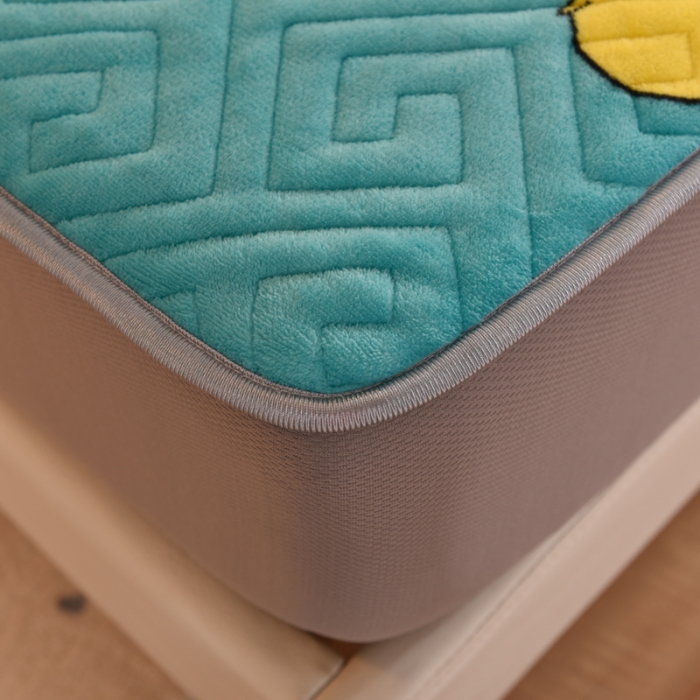 91家纺网 家纺一手货源 找家纺 甜之梦  2025新款牛奶绒印花夹棉花边系列单品床笠 乖乖熊