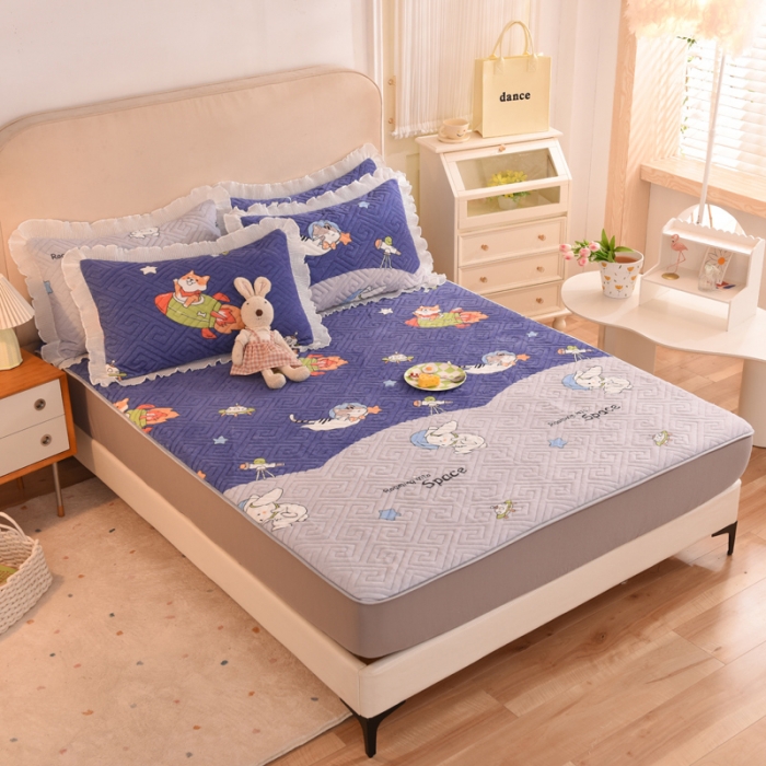 91家纺网 家纺一手货源 找家纺 甜之梦  2025新款牛奶绒印花夹棉花边系列单品床笠 喵星球