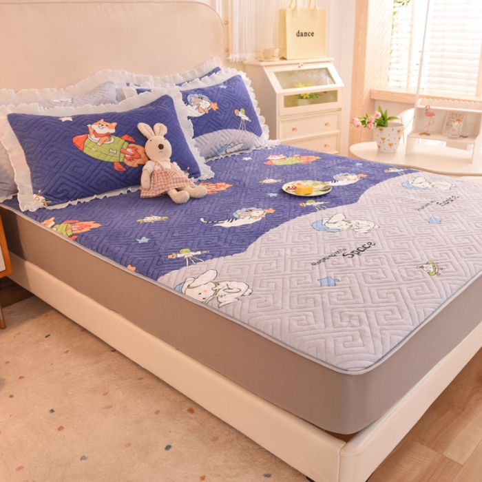 91家纺网 家纺一手货源 找家纺 甜之梦  2025新款牛奶绒印花夹棉花边系列单品床笠 喵星球