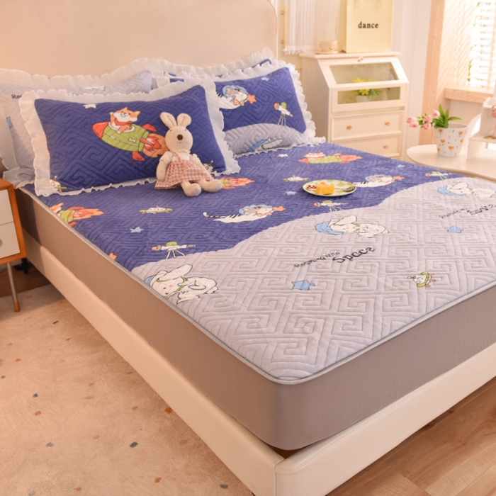 91家纺网 家纺一手货源 找家纺 甜之梦  2025新款牛奶绒印花夹棉花边系列单品床笠 喵星球