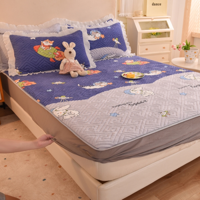 91家纺网 家纺一手货源 找家纺 甜之梦  2025新款牛奶绒印花夹棉花边系列单品床笠 喵星球