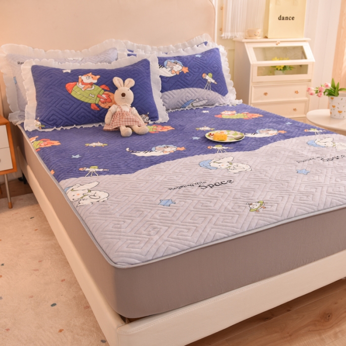 91家纺网 家纺一手货源 找家纺 甜之梦  2025新款牛奶绒印花夹棉花边系列单品床笠 喵星球