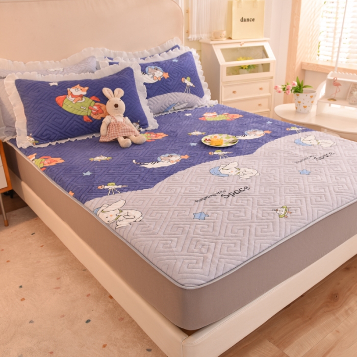 91家纺网 家纺一手货源 找家纺 甜之梦  2025新款牛奶绒印花夹棉花边系列单品床笠 喵星球