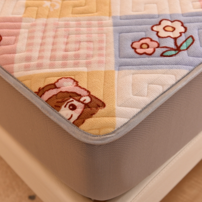 91家纺网 家纺一手货源 找家纺 甜之梦  2025新款牛奶绒印花夹棉花边系列单品床笠 诗雨恋人