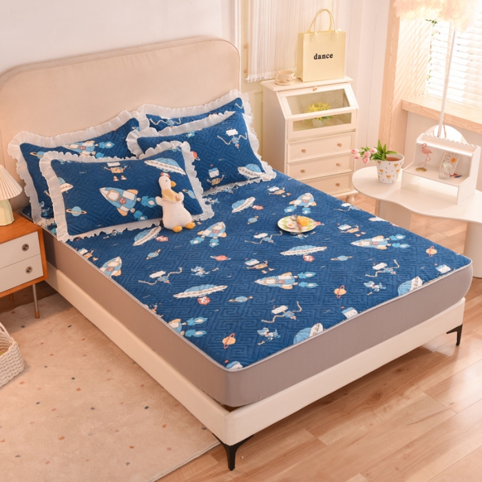 91家纺网 家纺一手货源 找家纺 甜之梦  2025新款牛奶绒印花夹棉花边系列单品床笠 太空机器人北卡蓝