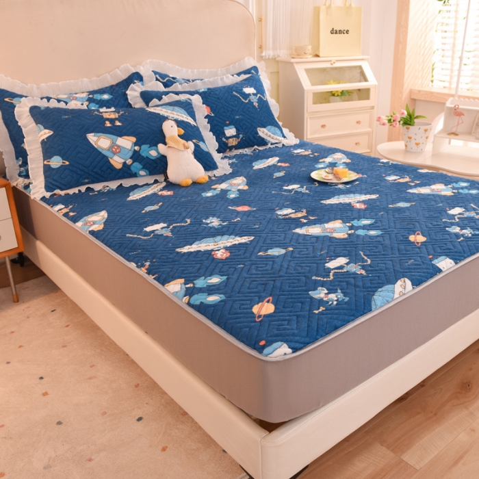 91家纺网 家纺一手货源 找家纺 甜之梦  2025新款牛奶绒印花夹棉花边系列单品床笠 太空机器人北卡蓝