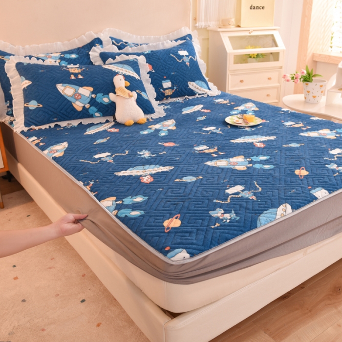 91家纺网 家纺一手货源 找家纺 甜之梦  2025新款牛奶绒印花夹棉花边系列单品床笠 太空机器人北卡蓝