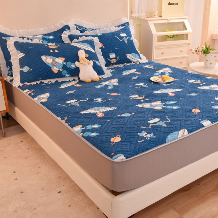 91家纺网 家纺一手货源 找家纺 甜之梦  2025新款牛奶绒印花夹棉花边系列单品床笠 太空机器人北卡蓝