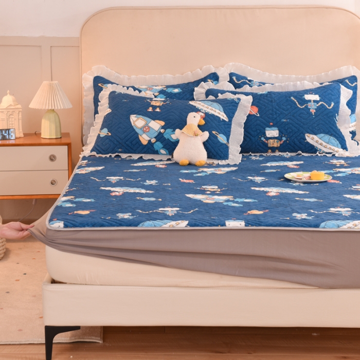 91家纺网 家纺一手货源 找家纺 甜之梦  2025新款牛奶绒印花夹棉花边系列单品床笠 太空机器人北卡蓝