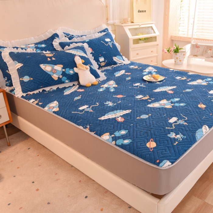 91家纺网 家纺一手货源 找家纺 甜之梦  2025新款牛奶绒印花夹棉花边系列单品床笠 太空机器人北卡蓝