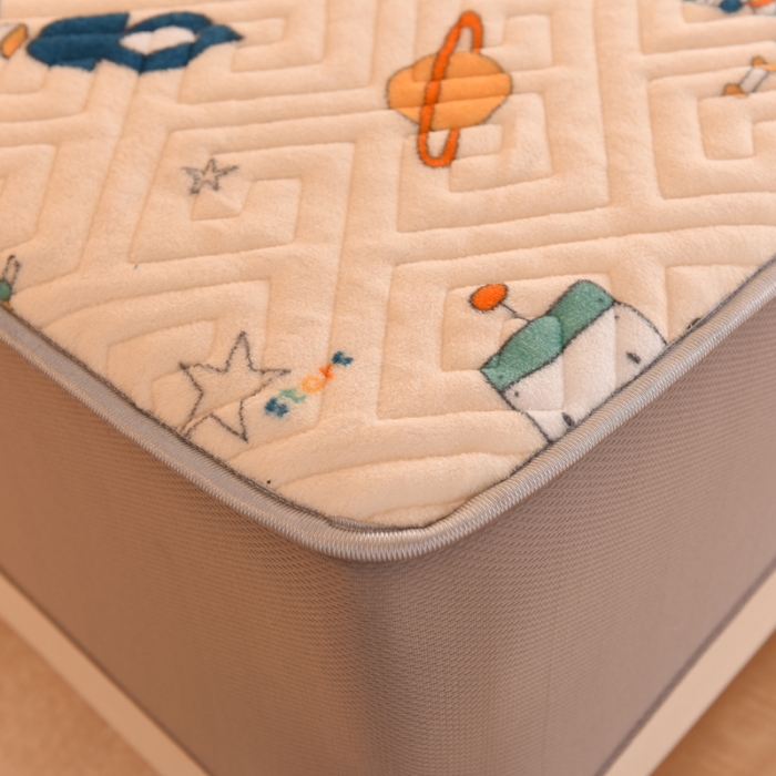 91家纺网 家纺一手货源 找家纺 甜之梦  2025新款牛奶绒印花夹棉花边系列单品床笠 太空机器人米白