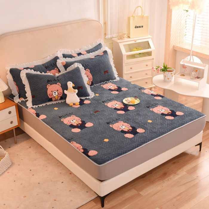 91家纺网 家纺一手货源 找家纺 甜之梦  2025新款牛奶绒印花夹棉花边系列单品床笠 雪花熊