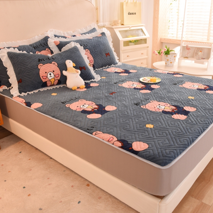 91家纺网 家纺一手货源 找家纺 甜之梦  2025新款牛奶绒印花夹棉花边系列单品床笠 雪花熊