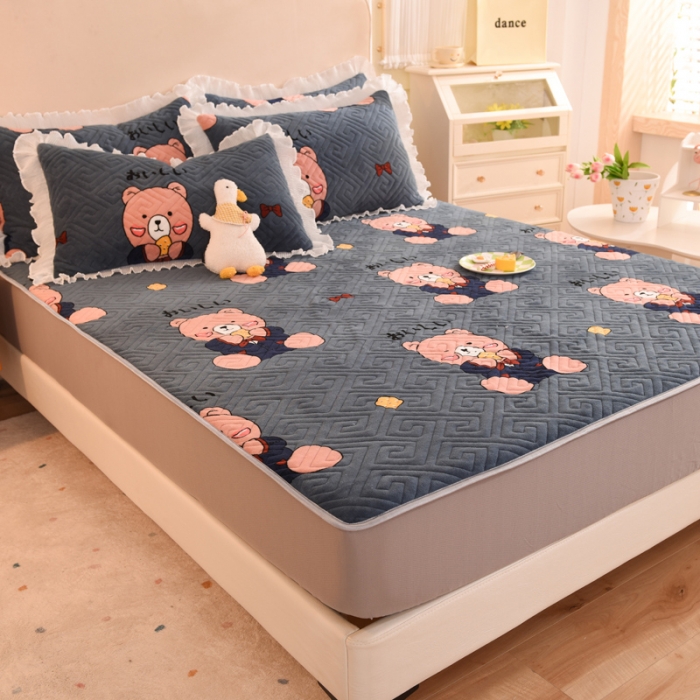 91家纺网 家纺一手货源 找家纺 甜之梦  2025新款牛奶绒印花夹棉花边系列单品床笠 雪花熊