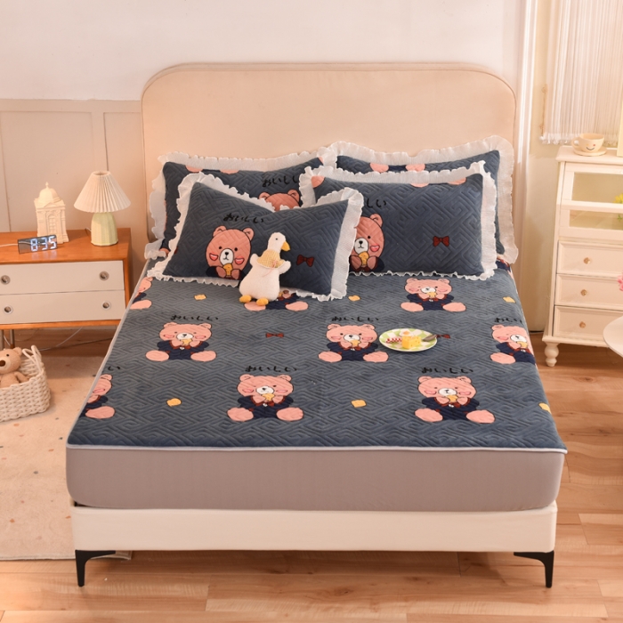 91家纺网 家纺一手货源 找家纺 甜之梦  2025新款牛奶绒印花夹棉花边系列单品床笠 雪花熊