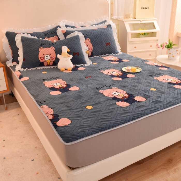 91家纺网 家纺一手货源 找家纺 甜之梦  2025新款牛奶绒印花夹棉花边系列单品床笠 雪花熊