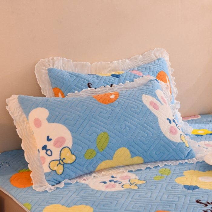 91家纺网 家纺一手货源 找家纺 甜之梦 2025新款牛奶绒印花夹棉花边系列单品枕套 爱心萌兔