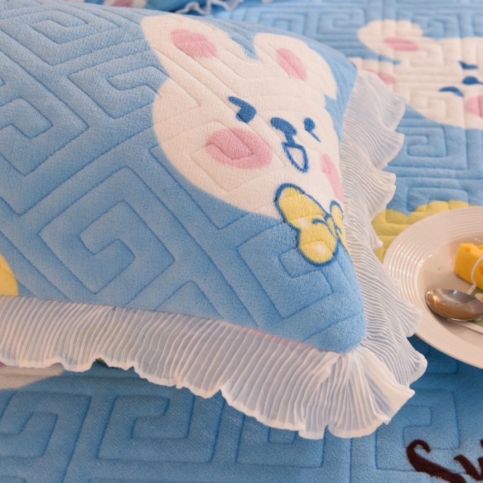 91家纺网 家纺一手货源 找家纺 甜之梦 2025新款牛奶绒印花夹棉花边系列单品枕套 爱心萌兔