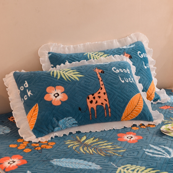 91家纺网 家纺一手货源 找家纺 甜之梦 2025新款牛奶绒印花夹棉花边系列单品枕套 动物乐园