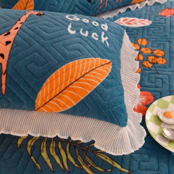 91家纺网 家纺一手货源 找家纺 甜之梦 2025新款牛奶绒印花夹棉花边系列单品枕套 动物乐园