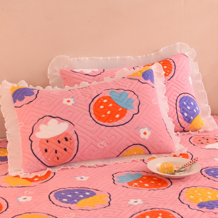 91家纺网 家纺一手货源 找家纺 甜之梦 2025新款牛奶绒印花夹棉花边系列单品枕套 粉红草莓