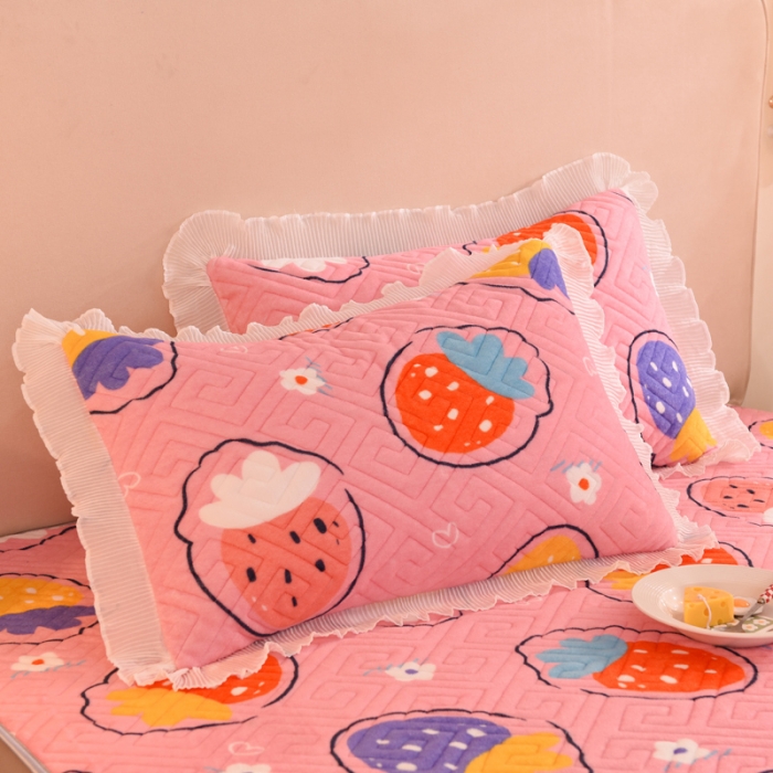 91家纺网 家纺一手货源 找家纺 甜之梦 2025新款牛奶绒印花夹棉花边系列单品枕套 粉红草莓