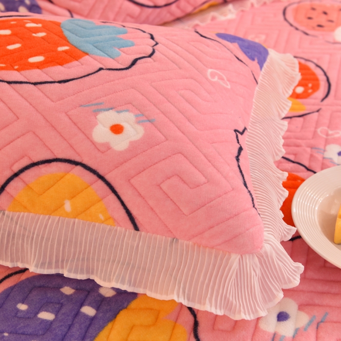 91家纺网 家纺一手货源 找家纺 甜之梦 2025新款牛奶绒印花夹棉花边系列单品枕套 粉红草莓