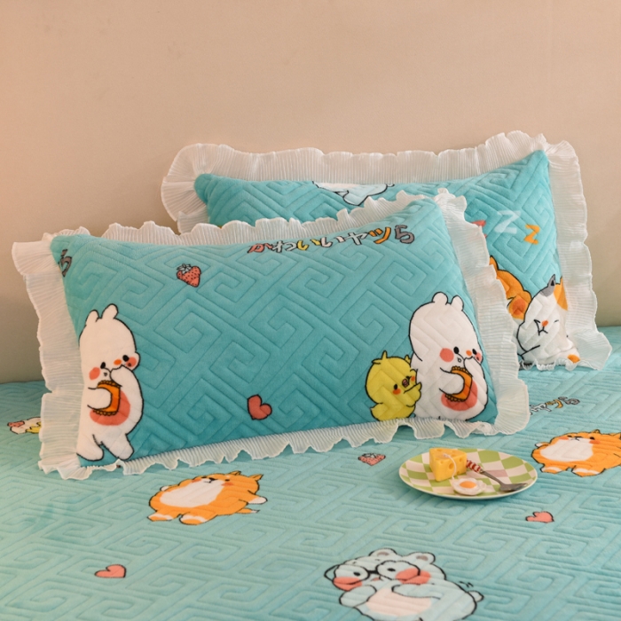 91家纺网 家纺一手货源 找家纺 甜之梦 2025新款牛奶绒印花夹棉花边系列单品枕套 乖乖熊