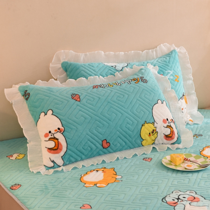 91家纺网 家纺一手货源 找家纺 甜之梦 2025新款牛奶绒印花夹棉花边系列单品枕套 乖乖熊