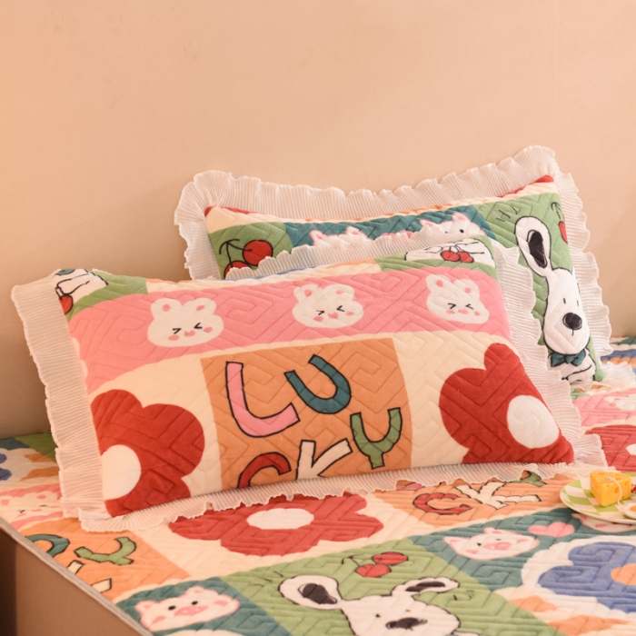 91家纺网 家纺一手货源 找家纺 甜之梦 2025新款牛奶绒印花夹棉花边系列单品枕套 萌宠跳跳