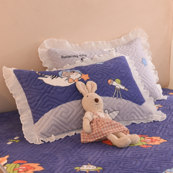 91家纺网 家纺一手货源 找家纺 甜之梦 2025新款牛奶绒印花夹棉花边系列单品枕套 喵星球