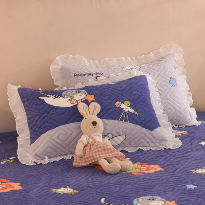 91家纺网 家纺一手货源 找家纺 甜之梦 2025新款牛奶绒印花夹棉花边系列单品枕套 喵星球