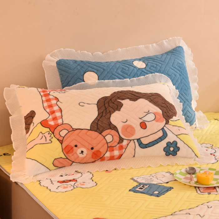 91家纺网 家纺一手货源 找家纺 甜之梦 2025新款牛奶绒印花夹棉花边系列单品枕套 泡泡公主