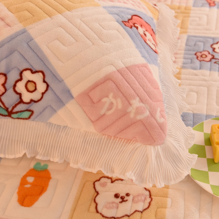 91家纺网 家纺一手货源 找家纺 甜之梦 2025新款牛奶绒印花夹棉花边系列单品枕套 诗雨恋人