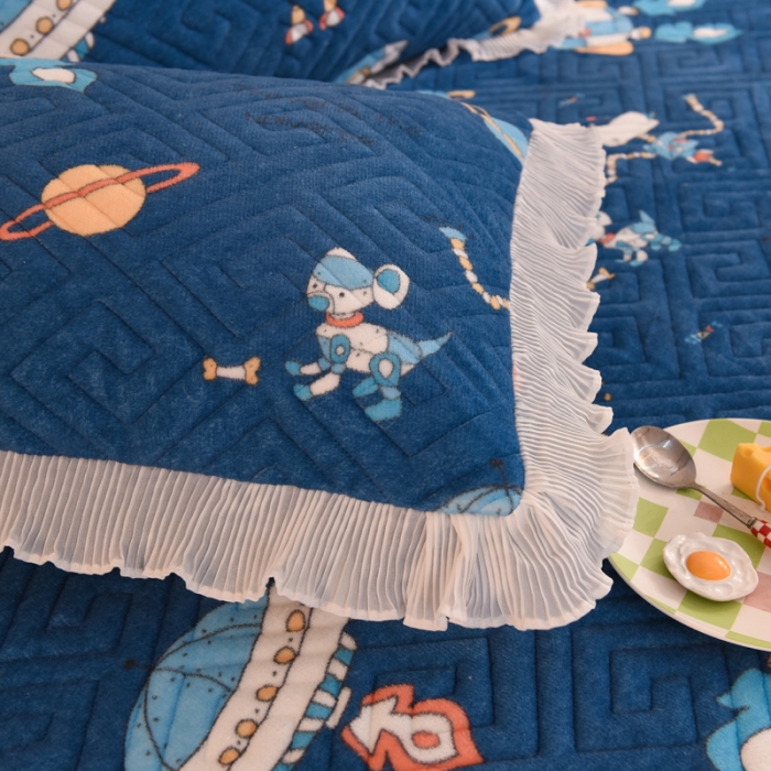 91家纺网 家纺一手货源 找家纺 甜之梦 2025新款牛奶绒印花夹棉花边系列单品枕套 太空机器人北卡蓝
