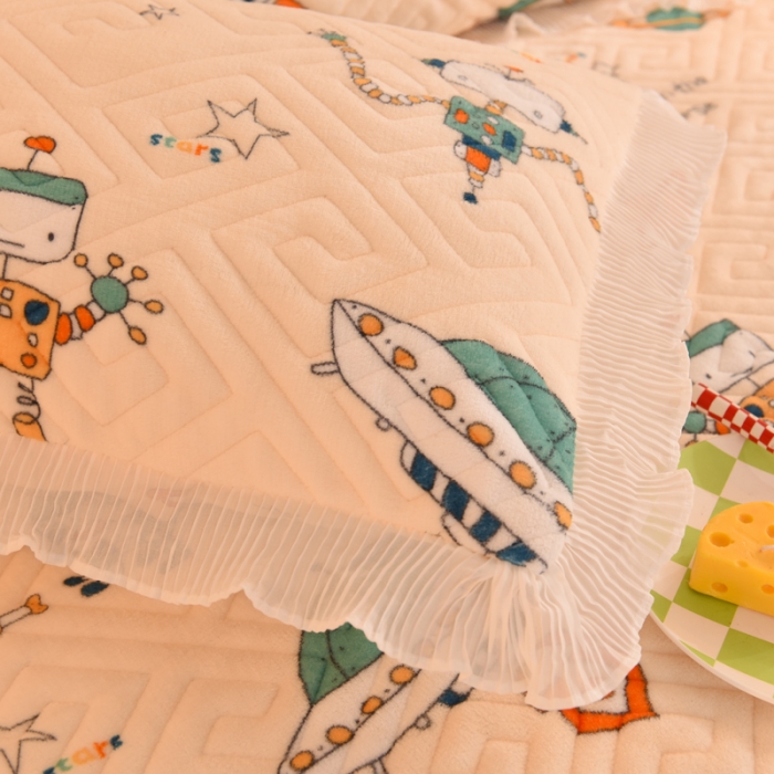 91家纺网 家纺一手货源 找家纺 甜之梦 2025新款牛奶绒印花夹棉花边系列单品枕套 太空机器人米白