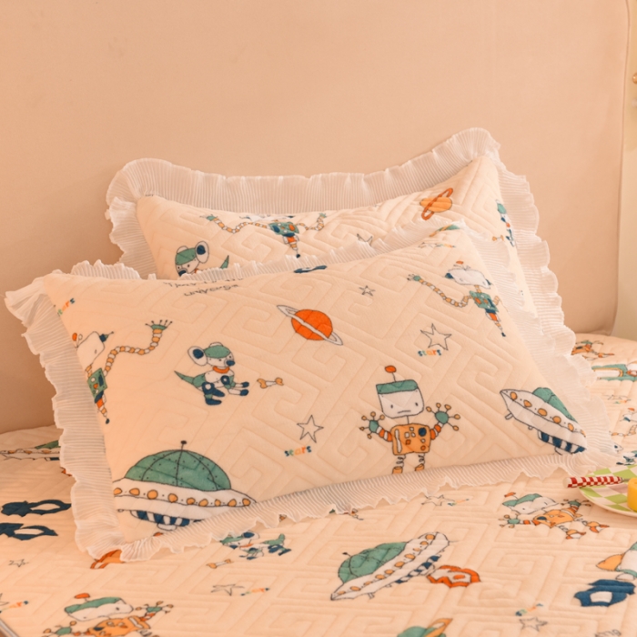 91家纺网 家纺一手货源 找家纺 甜之梦 2025新款牛奶绒印花夹棉花边系列单品枕套 太空机器人米白