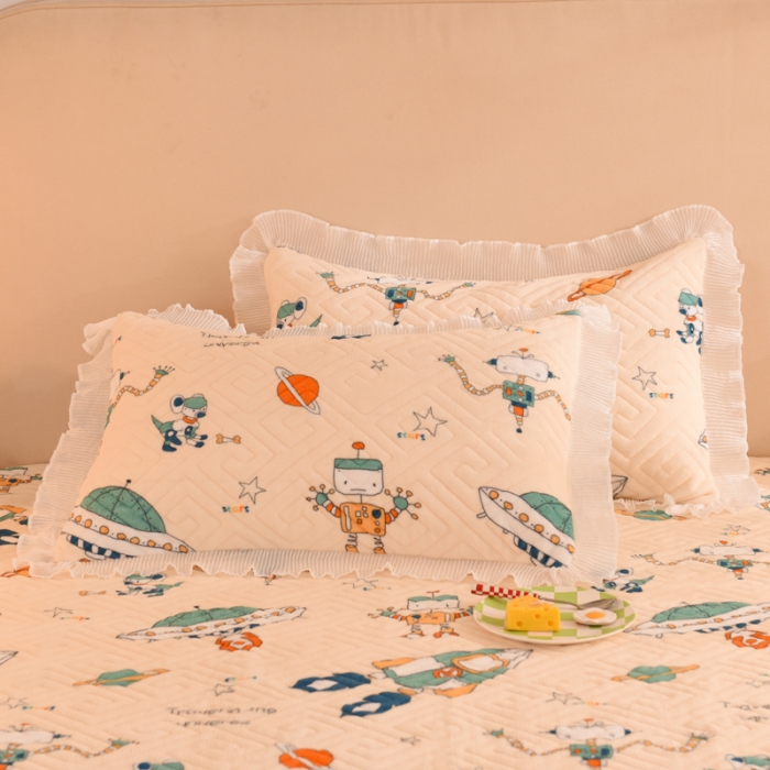 91家纺网 家纺一手货源 找家纺 甜之梦 2025新款牛奶绒印花夹棉花边系列单品枕套 太空机器人米白