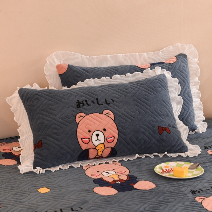 91家纺网 家纺一手货源 找家纺 甜之梦 2025新款牛奶绒印花夹棉花边系列单品枕套 雪花熊