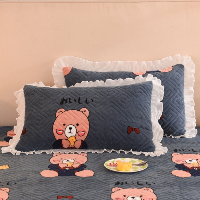 91家纺网 家纺一手货源 找家纺 甜之梦 2025新款牛奶绒印花夹棉花边系列单品枕套 雪花熊