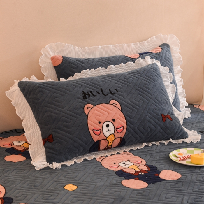 91家纺网 家纺一手货源 找家纺 甜之梦 2025新款牛奶绒印花夹棉花边系列单品枕套 雪花熊