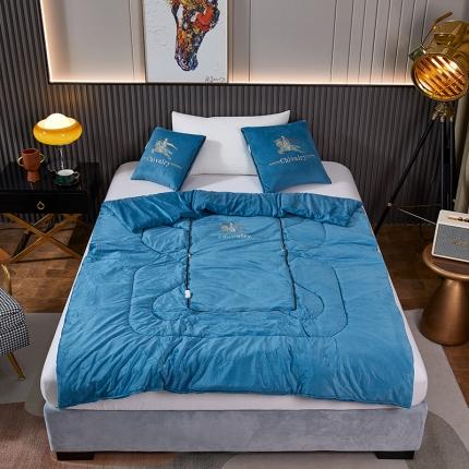 91家纺网 家纺一手货源 找家纺 翰轩家居 2022新款水晶绒绣花抱枕被系列-骑士 骑士-轻奢蓝