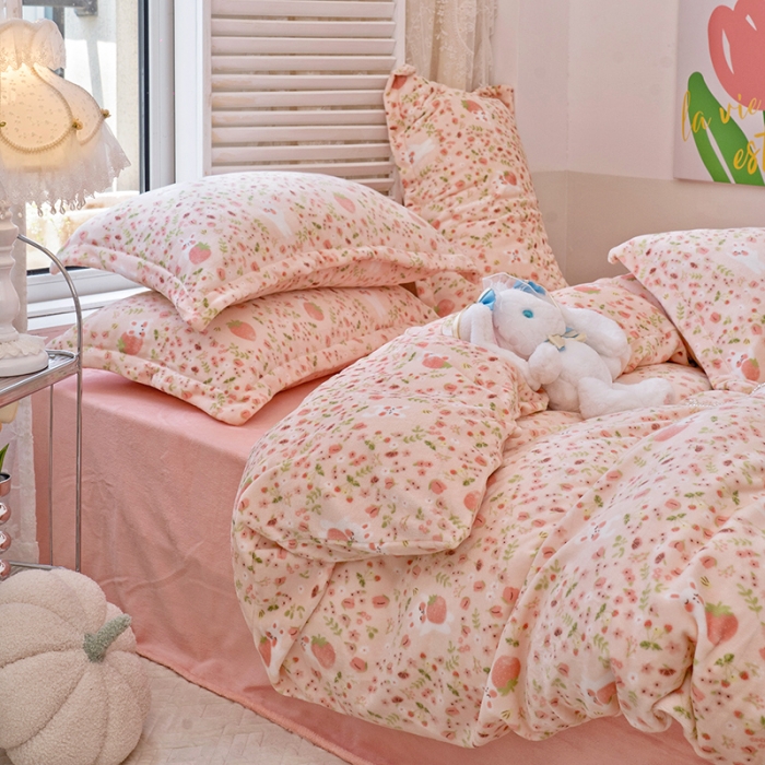 91家纺网 家纺一手货源 找家纺 沐棉 2022新款抗静电高克重加厚小清新印花牛奶绒四件套 草莓小兔